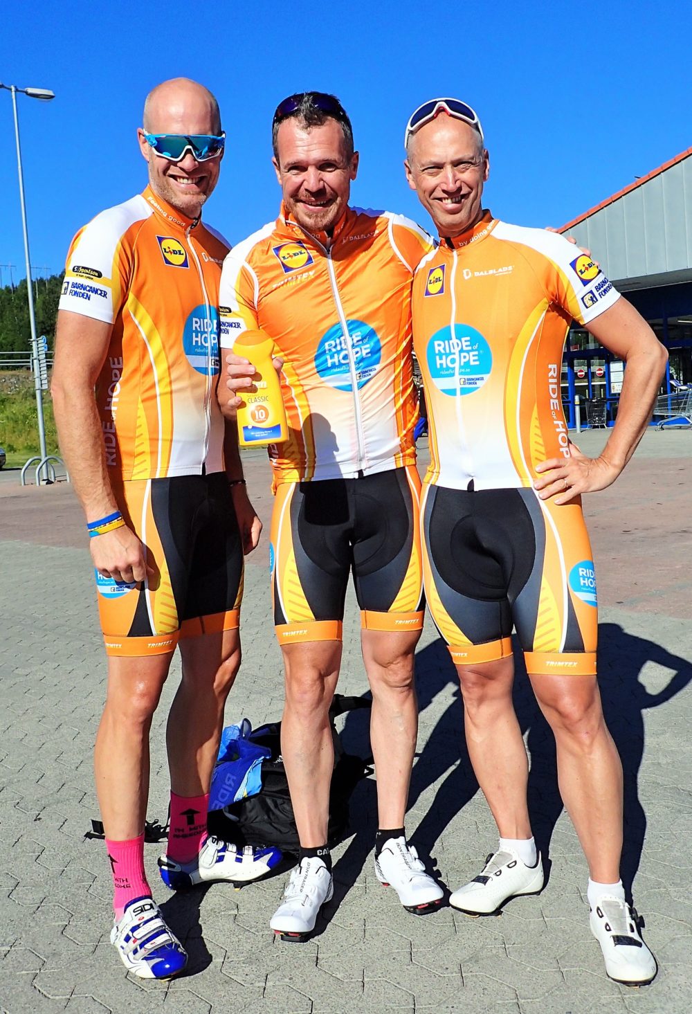Strålande solsken vid starten i Örnsköldsvik. Givetvis matchade vi solkrämen med cykelkläderna! 
