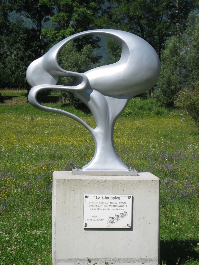 Inspiration - Le Champion, skulptur utanför UCIs högkvarter i Aigl