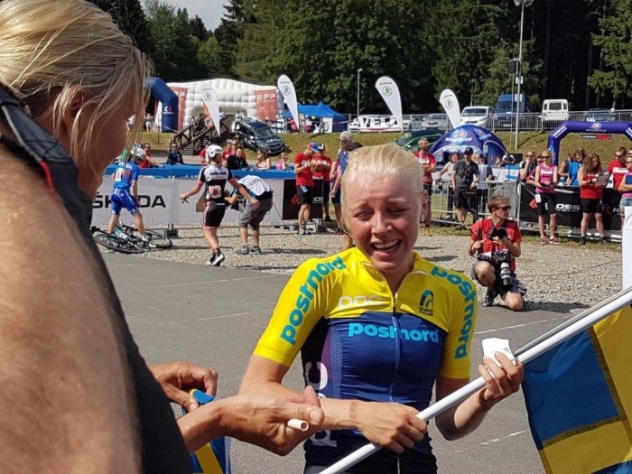En lycklig Ida Jansson efter målgång. Foto: Svenska Cykelförbundet